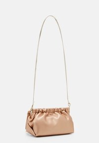 Pronssisatiinisesta materiaalista valmistettu iltalaukku, jossa on kerätty muotoilu, ketjulenkki ja suorakulmainen muoto, ja joka on sileä ja kiiltävä.