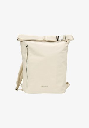 Sac à dos imperméable couleur crème avec un design à rabat. Comprend une poche zippée à l'avant et une sangle ajustable avec des éléments en métal.