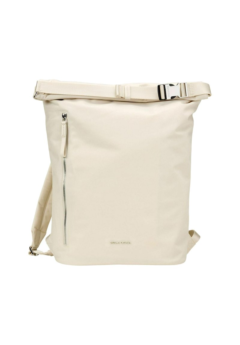 Sac à dos imperméable couleur crème avec un design à rabat. Comprend une poche zippée à l'avant et une sangle ajustable avec des éléments en métal.