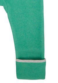Pantaloni jogger in felpa verde con bordo arrotolato e interno grigio chiaro. Il materiale sembra morbido con una leggera trama.