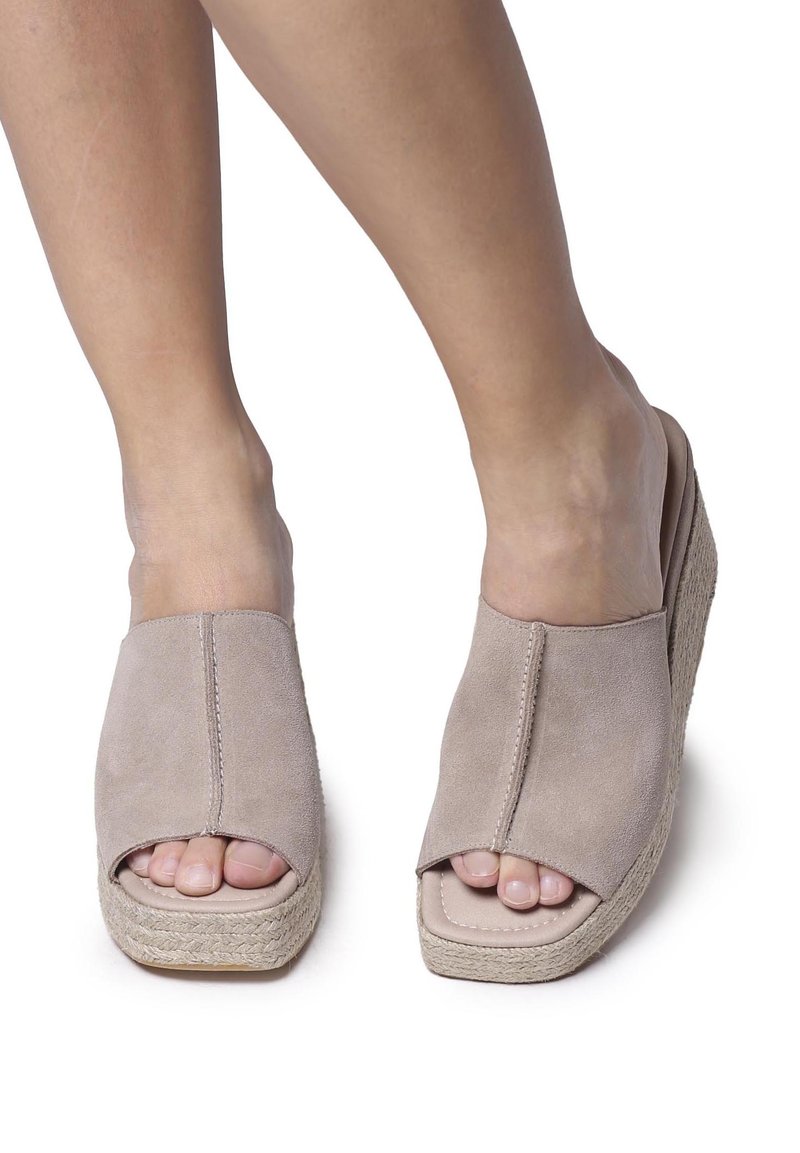 Sandali con zeppa in camoscio beige e punta aperta, caratterizzati da una cucitura e una piattaforma coperta in juta texturizzata per un'altezza aggiuntiva.
