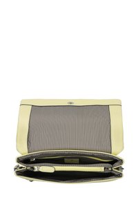 Pochette in pelle di colore giallo pallido con interno a righe. Dotata di un compartimento con zip e hardware in argento. Texture esterna liscia.