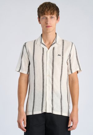 Koszula z krótkim rękawem z jasnobeżowego lnu z ciemnoszarymi pionowymi paskami, z kołnierzykiem i małym, firmowym logo na piersi.