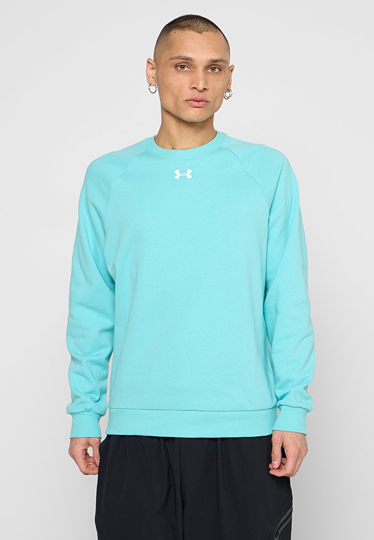Sudadera azul claro con mangas largas, escote redondo, puños y dobladillo de canalé, que presenta un pequeño logotipo blanco en el pecho.