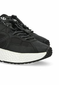 Baskets de sport noires avec une tige en cuir texturé, des lacets élastiques et une semelle blanche rembourrée avec un motif de semelle.