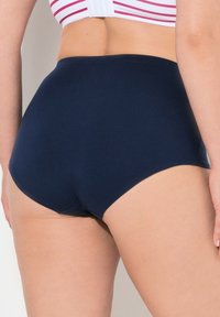 Mutande a vita alta di colore navy realizzate in un morbido e elastico tessuto. Presentano una texture liscia e una copertura completa, adatte per un uso quotidiano.