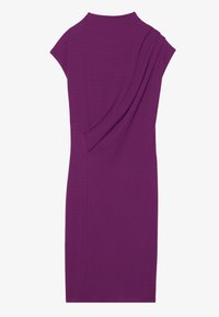 Violetti midi-mekko korkealla kauluksella, lyhyillä hihoilla ja laskostetuilla yksityiskohdilla selkäpuolella. Sileä, venyvä kangas, vartalonmyötäinen muotoilu.