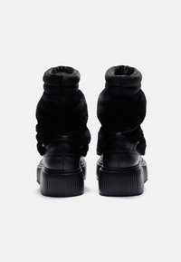 Zwarte hoge schoenen met een luxe bovenmateriaal en leren accenten. Voorzien van een gevoerde kraag en dikke, geribbelde zolen.