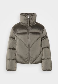 Puffjakke i olivengrønn med høy krage, glidelås lukking og diagonal quiltet mønster. Har voluminøse ermer og en cropped design.