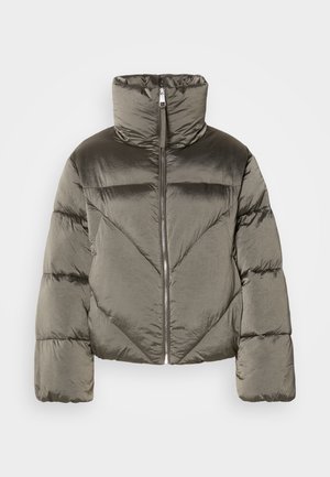 Puffjakke i olivengrønn med høy krage, glidelås lukking og diagonal quiltet mønster. Har voluminøse ermer og en cropped design.