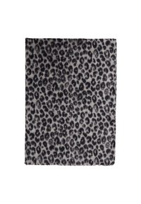 Plaid in pelliccia di leopardo in grigio e nero, caratterizzato da una morbida texture con bordi frangiati, forma quadrata e un denso motivo animale.