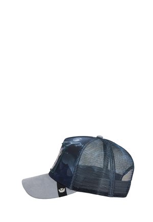 Gorra de camionero azul oscuro y gris con parte trasera de malla, visera gris de ante y un parche con un diseño gráfico en el panel frontal.