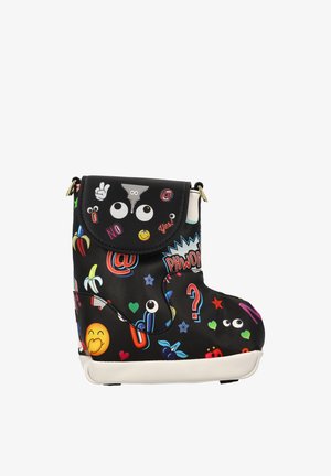 Bota negra con diseños gráficos vibrantes y multicolores, incluyendo emoticonos y símbolos. Hecha de material suave, con suela blanca.