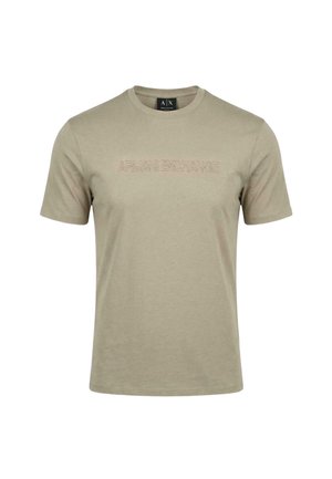 Hellolivgrünes T-Shirt mit kurzen Ärmeln und Rundhalsausschnitt, geprägt mit dem Schriftzug "ARMANI EXCHANGE" über der Brust und einem schwarzen Label im Kragen.