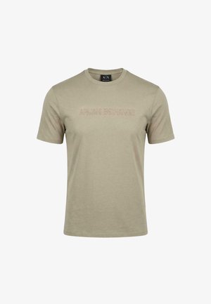 Hellolivgrünes T-Shirt mit kurzen Ärmeln und Rundhalsausschnitt, geprägt mit dem Schriftzug "ARMANI EXCHANGE" über der Brust und einem schwarzen Label im Kragen.