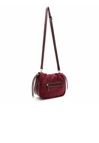 Borsa a spalla in suede borgogna con una forma curva, rifiniture in pelle, una tasca con zip sul davanti e due dettagli con cordoncino su ciascun lato.