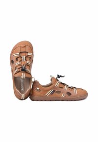 Sandales marron fermées à l'avant avec des brides beiges, des lacets élastiques noirs et des découpes latérales, vues de dessus et de côté.