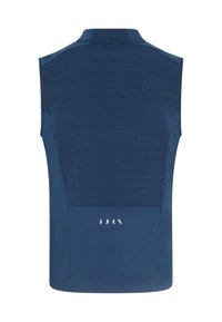 Jūrinio mėlynumo be rankovių liemenė su tekstūruotu nugaros skyriumi, plokščiomis siūlėmis ir atspindinčiais akcentais prie krašto. Funkcionalus dizainas ir sklandus audinys.