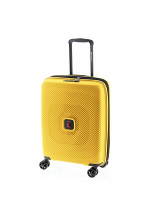 Valigia rigida gialla con motivo diagonale testurizzato, manico nero retraibile, quattro ruote girevoli nere e serratura TSA centrale.
