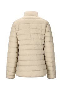 Beige pufferjakke med horisontalt quiltet mønster, høj krave og lange ærmer. Glat, blød tekstur med et let design.