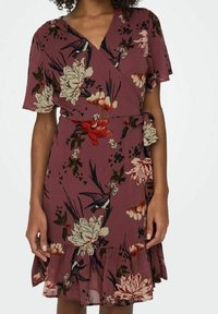 Vestido envolvente floral en mauve, con mangas cortas con volantes, un lazo en la cintura y un dobladillo acampanado adornado con una variedad de patrones coloridos.