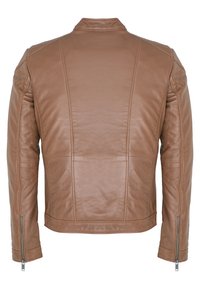 Giacca in pelle marrone con un design aderente, cuciture verticali e tasche laterali con zip. Presenta un colletto alto e dettagli con zip argentati.