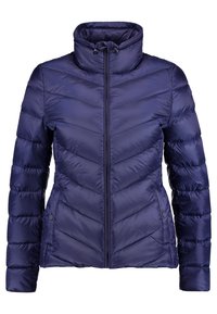 Námořnicky modrá prošívaná bunda s vysokým límcem, která má vertikální zip a vzor prošívání do tvaru šipky. Lehká, s hladkou texturou.