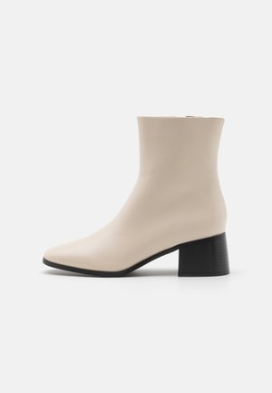 TROBE - Støvletter - cream