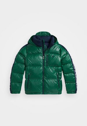 Doudoune verte avec une finition brillante, accents navy, fermeture éclair à l'avant, deux poches latérales et capuche. Présente du texte de marque le long des manches.