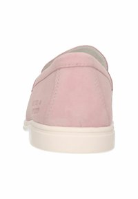 Roze suède schoen met een lage achterkant en een witte rubberen zool; heeft minimalistische stiksels en een ronde vorm.