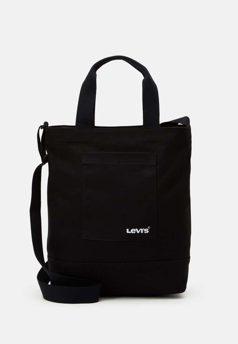 Sac cabas noir Levi's avec poche avant, double poignée et bandoulière réglable sur fond uni clair.