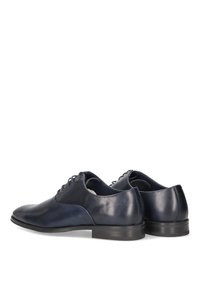 Zapatos oxford de cuero azul marino con textura lisa, puntera redondeada, diseño con cordones y un tacón bajo de goma. Adecuados para ocasiones formales.