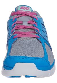 Zapatillas de running Nike con parte superior de malla gris y detalles azules, cordones rosa y suela de goma blanca. Incluyen aberturas transpirables para ventilación.