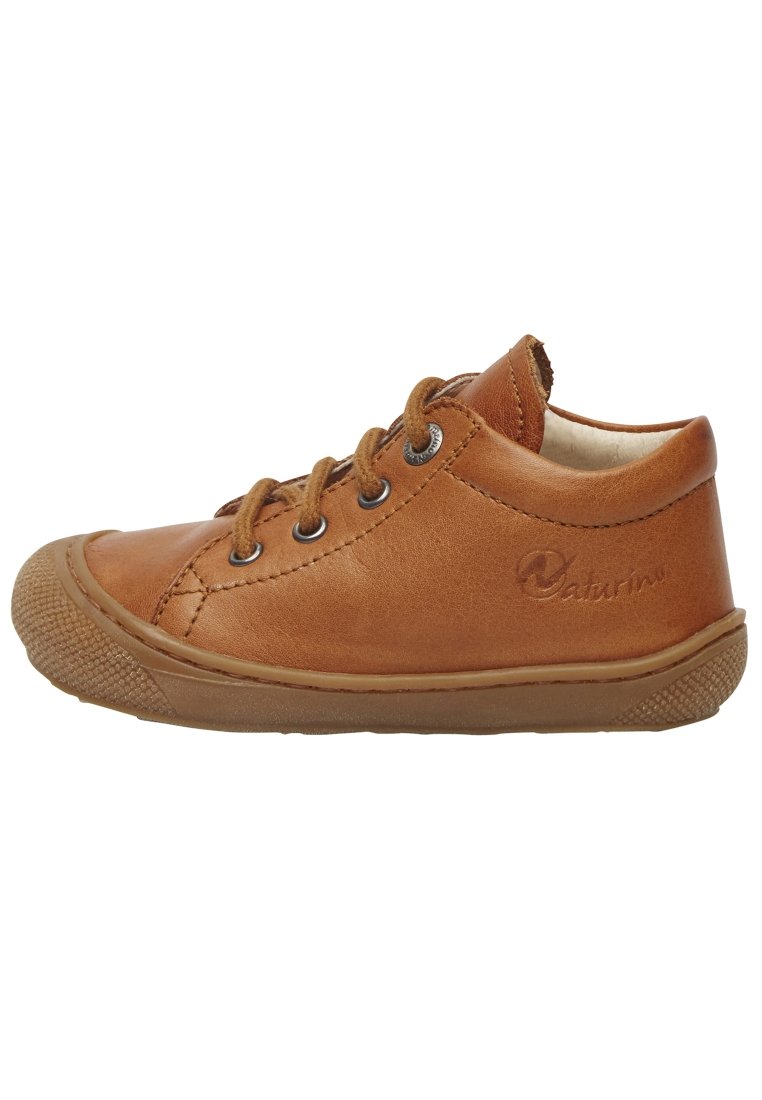 Scarpa in pelle marrone con design a collo basso. Presenta lacci rotondi, occhielli in metallo e una suola in gomma texturizzata. Logo impresso sul lato.