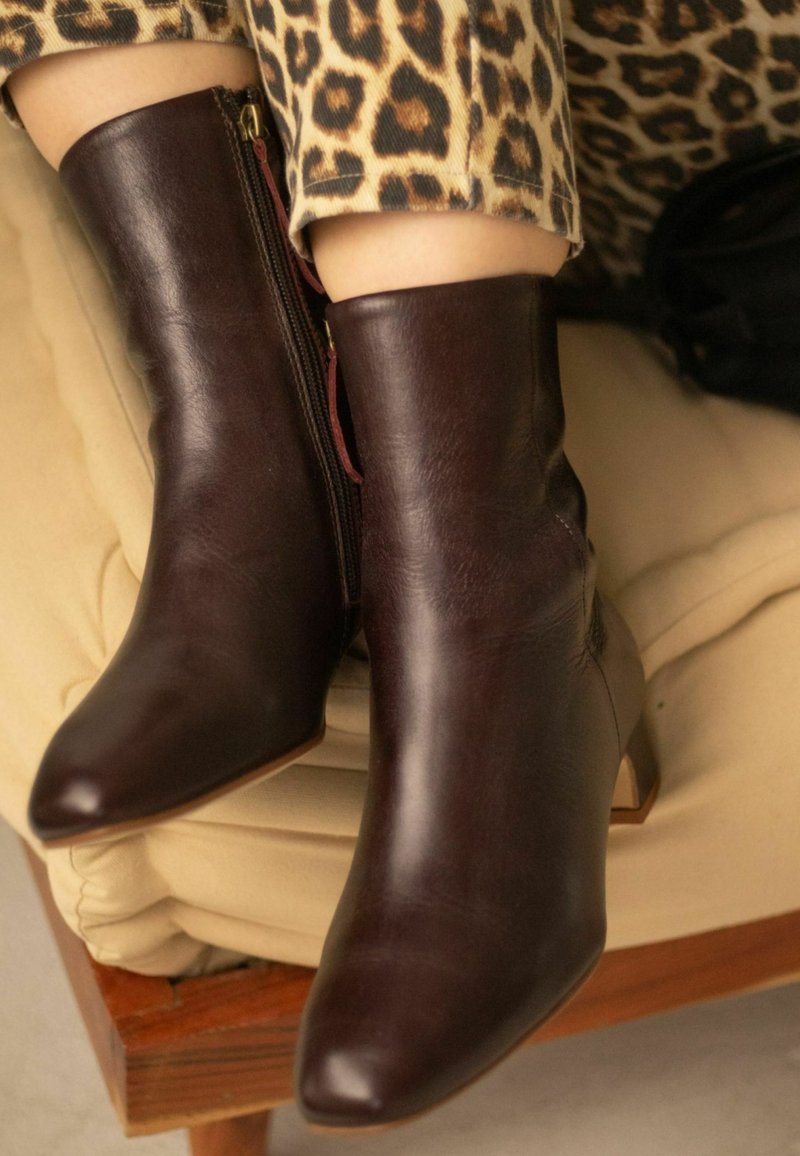 Bottes Minelli Pointues En Cuir Marron Foncé - Taille 39 - Talons Fins 7 Cm - Occasion Très Bon état