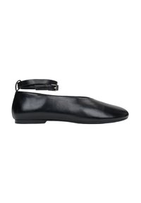 Zwarte leren balletschoenen met een enkelbandje en een ronde neus. Heeft een slank, glanzend oppervlak en een lage, flexibele zool.