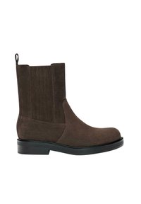 Bocanci din suede maroniu, cu vârful rotund, panouri laterale elastice și spate texturat. Dispun de o talpă plată din cauciuc și un tab pentru a fi ușor de încălțat.