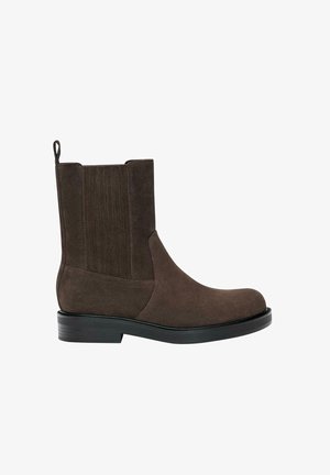 Bruine suède enkellaarsjes met een ronde neus, elastische zijpanelen en een gestructureerde achterkant. Voorzien van een platte rubberen zool en een trekhaak.