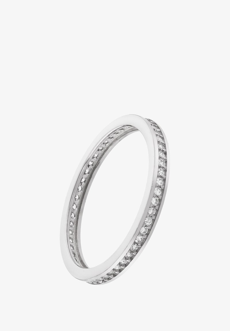 Bague en argent avec un extérieur lisse, une rangée de petites pierres claires le long d'un bord, une finition polie et une forme arrondie.