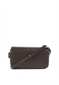 Donkerbruine leren rechthoekige schoudertas met klepsluiting en verstelbare riem, gepresenteerd op een witte achtergrond.