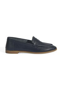 Marineblauwe loafer gemaakt van gestructureerd leer met een afgeronde neus en een lage bruine rubberen zool, met een decoratieve riemdetail.