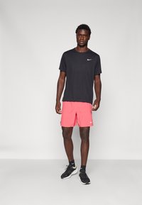 Nike Performance CHALLENGER SHORT - Short de sport - aster pink/dark pony/black/reflective silver