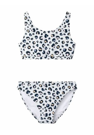 Maillot de bain deux pièces blanc avec un motif léopard noir et beige, comprenant un haut à encolure dégagée et un bas de bikini taille moyenne.
