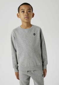Grauer Sweatshirt mit Rundhalsausschnitt, gerippten Bündchen und einem kleinen schwarzen Logo auf der Brust. Baumwollmischgewebe, lässige Passform.