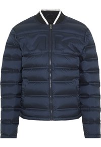 Veste bomber matelassée bleu marine avec couture horizontale, fermeture éclair devant, deux poches latérales et un col noir avec bord blanc.