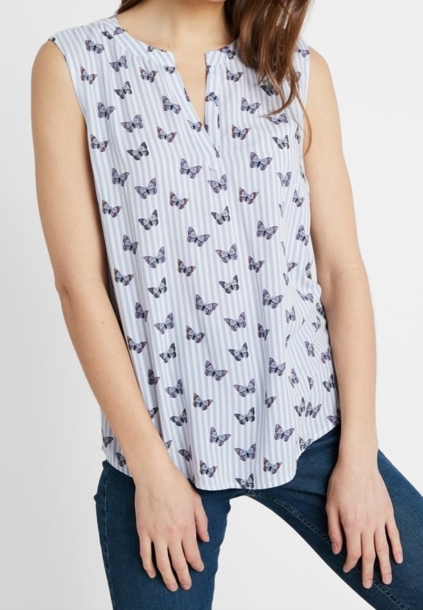 Ärmlös blus med ett ljusblått randigt mönster, dekorerad med olika fjärilstryck i lila och svart. Har en liten V-ringning.