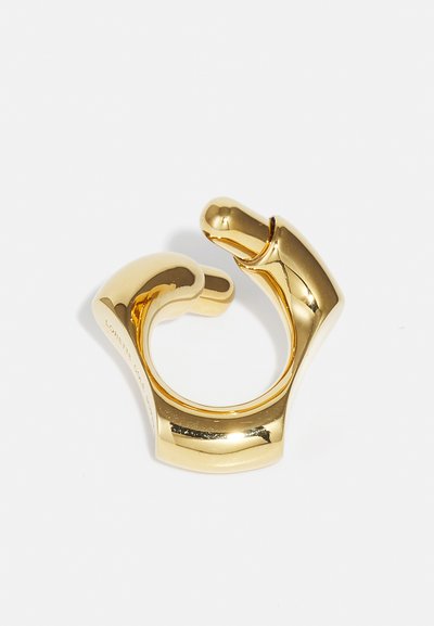Gouden ring met een gladde, gepolijste afwerking en een uniek, sculpturaal ontwerp. Open band met gebogen uiteinden, die de moderne esthetiek benadrukken.