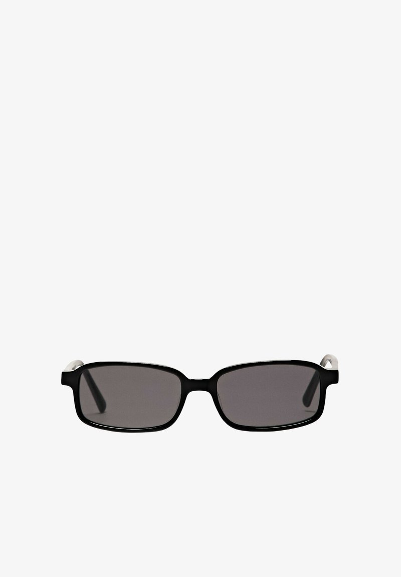 Schwarze rechteckige Sonnenbrillen mit grauen Gläsern, Kunststoffrahmen und metallischen Akzenten an den Schläfen. Glatte Textur und minimalistisches Design.