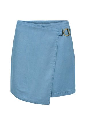 Jupe wrap en denim bleu clair avec une texture lisse, présentant un détail de boucle dorée à la taille et un ourlet asymétrique.