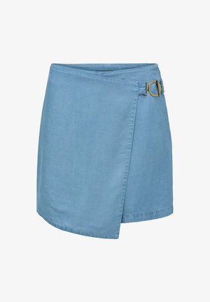 Falda envolvente de mezclilla azul claro con una textura suave, que presenta un detalle de hebilla en tono dorado en la cintura y un dobladillo asimétrico.